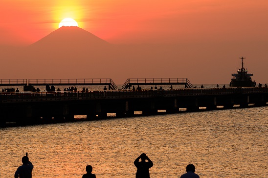 夕日桟橋からのダイアモンド富士の写真