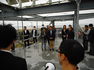 津波避難タワーの上で旭市の担当者から説明を聞く参加者