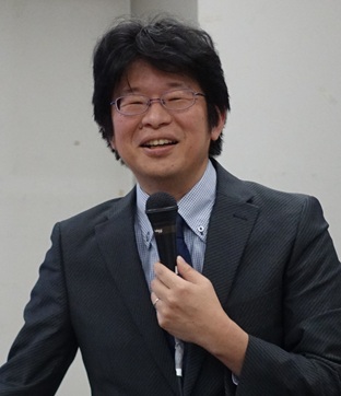 講師の日野勝吾氏の写真