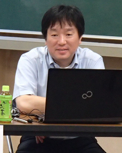 講師の岡崎太郎氏の写真